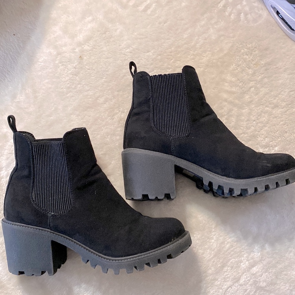 Chunky heeled slip on chelsea boots